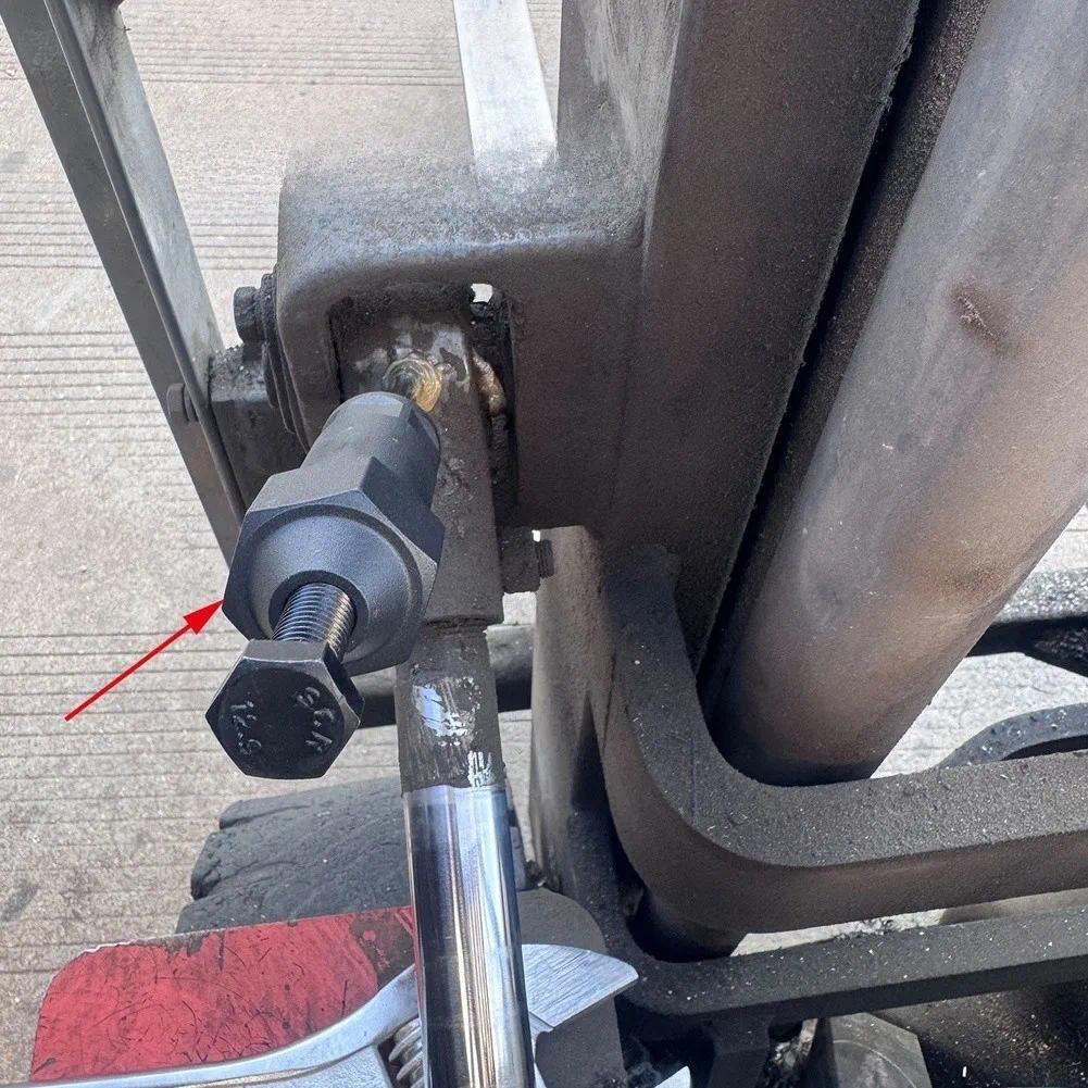 Heavy-duty grease fitting cleaner mounted on machinery grease fitting